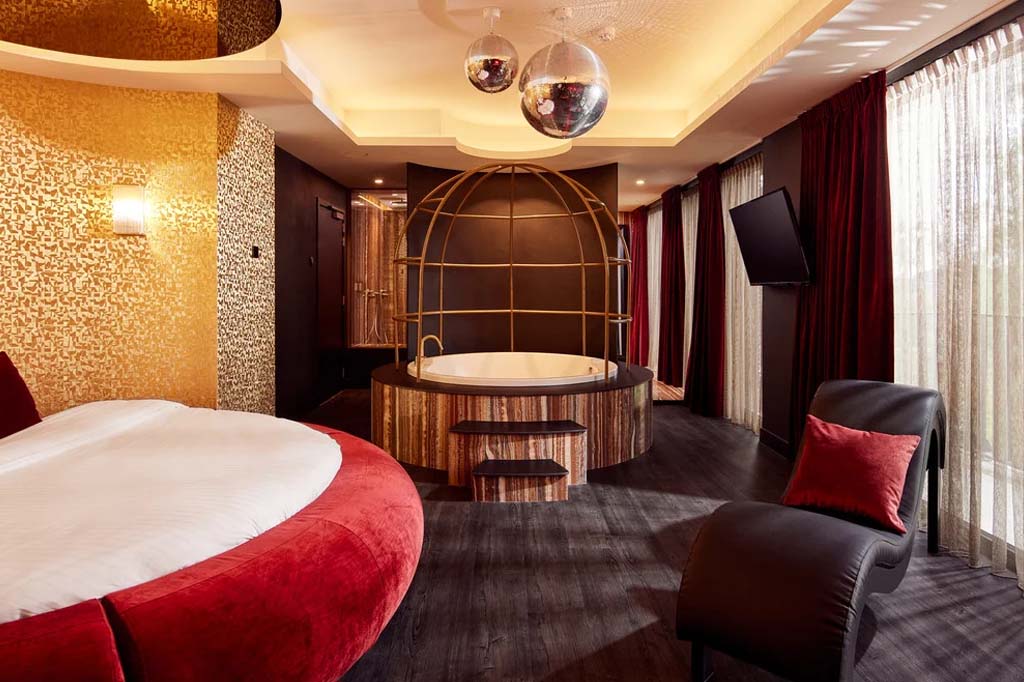 Van der Valk Beveren Moulin rouge suite
