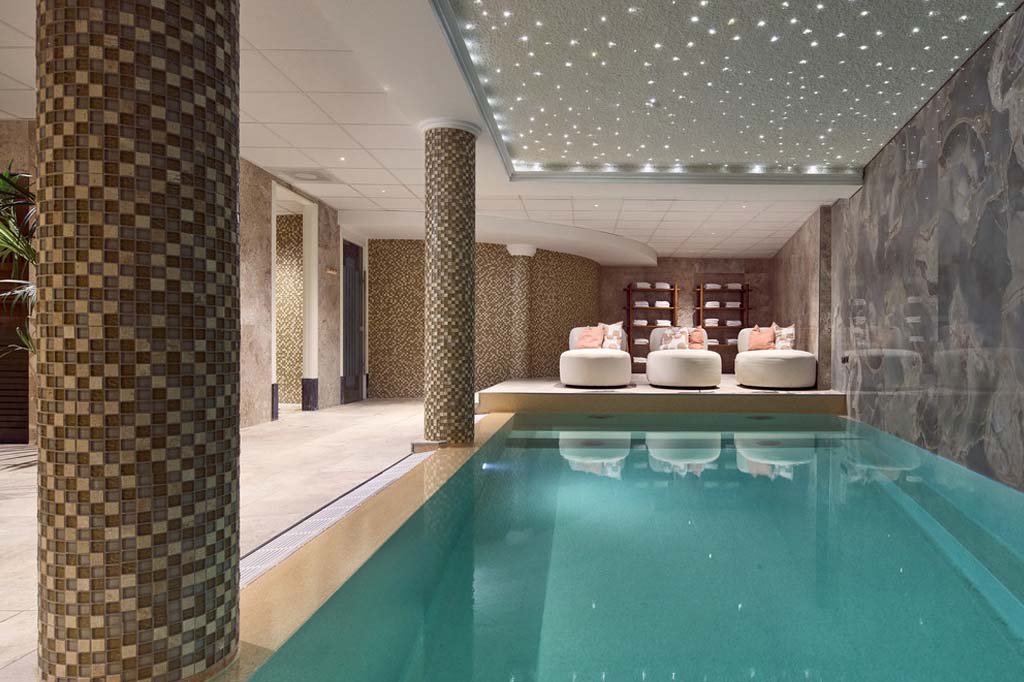 Hotel aan zee met zwembad Van der Valk hotel Palace Noordwijk met groot zwembad